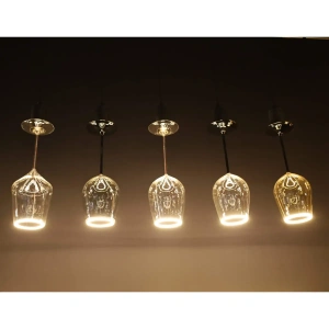 Lichtbron wijnglazen aan ruimte OANN