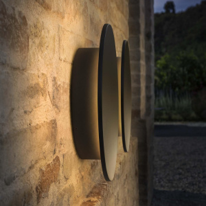 OANN. Licht zo as ’t heurt. 67 Punto Wandlamp zwart tuin OANN