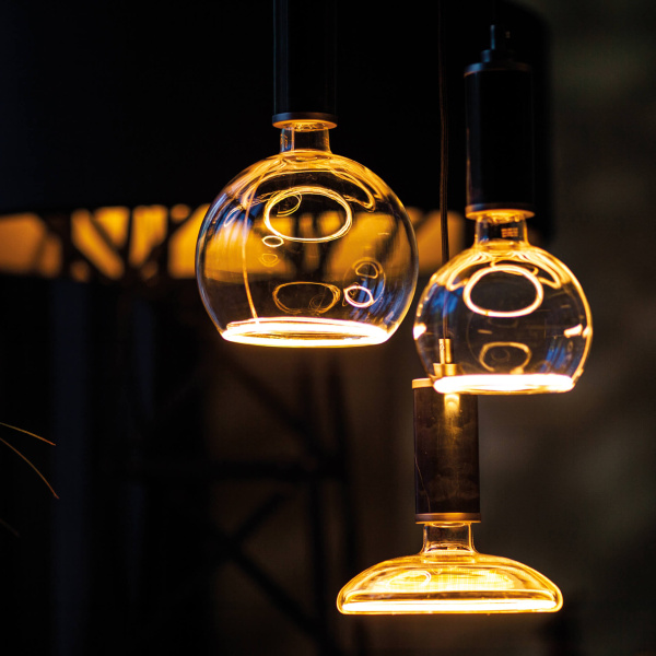 Segula floating globe smokey grey rond 150 ruimte OANN