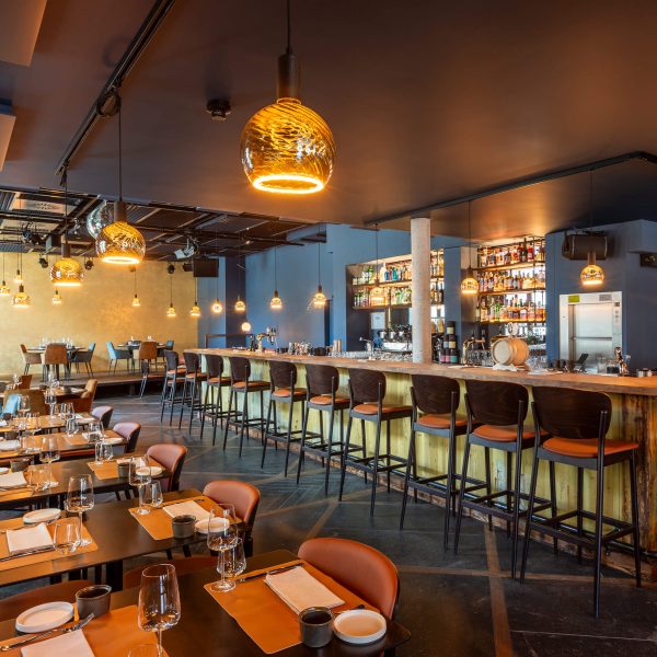 Segula floating line twisted smokey grey rond 200 restaurant OANN