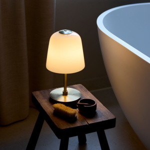 OANN. Licht zo as ’t heurt. 65 Tafellamp room 49 badkamer OANN