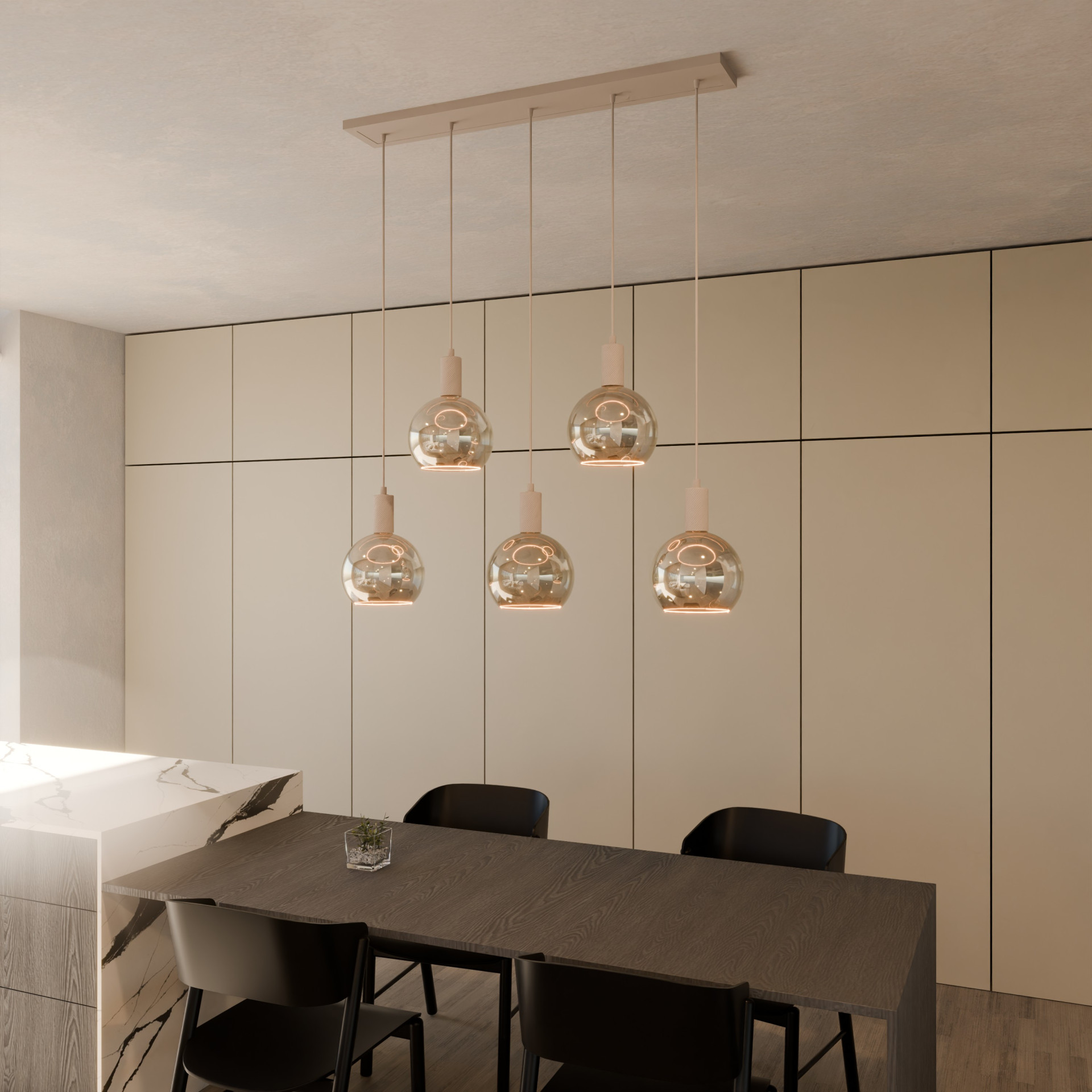 Sfeervolle woonkamer met verschillende soorten verlichting